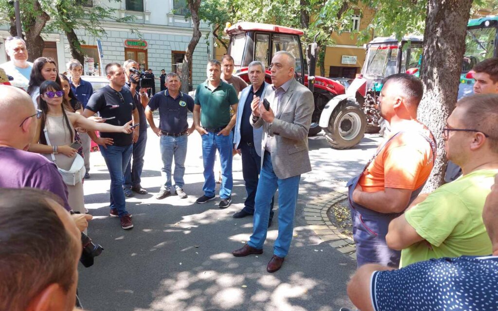 A gazdákkal nem állnak szóba, amíg traktorokkal fel nem vonulnak?