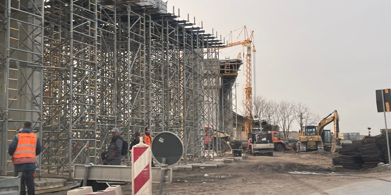 Negyven alvállalkozóval dolgozott a Starting, mert nem volt megfelelő kapacitása a gyorsvasút építéséhez