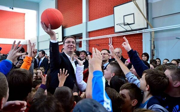 Szerbiai Gyermekbarátok: A gyerekek a politikusok díszletei