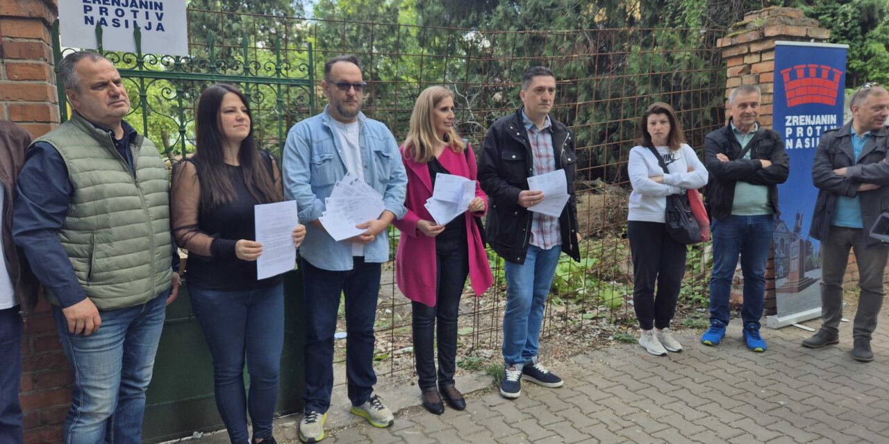 A másfél tucat fantomszavazónak „otthont adó” nagybecskereki ház előtt tüntetett az ellenzék