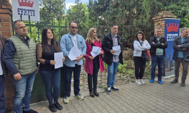 A másfél tucat fantomszavazónak „otthont adó” nagybecskereki ház előtt tüntetett az ellenzék