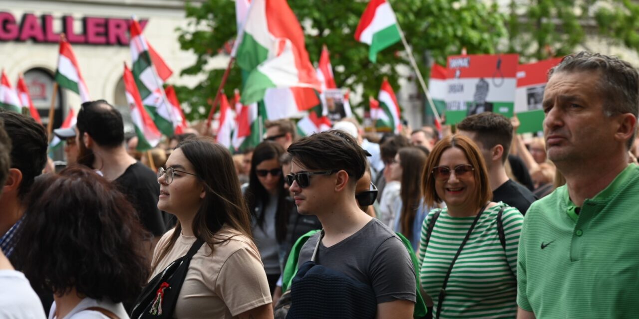 <span class="entry-title-primary">„Ma még ki lehet szállni a bűnözők közül”</span> <span class="entry-subtitle">Sokan voltak Magyar Péter budapesti tüntetésén</span>