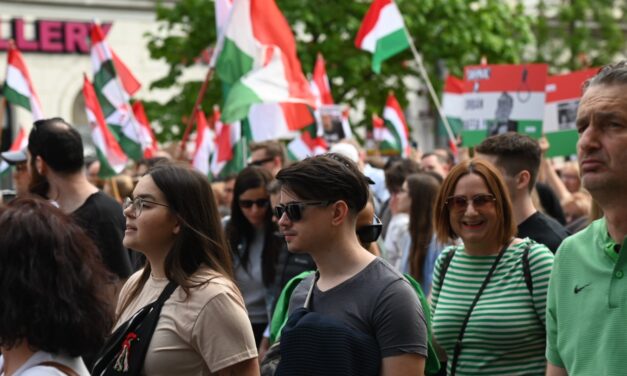 <span class="entry-title-primary">„Ma még ki lehet szállni a bűnözők közül”</span> <span class="entry-subtitle">Sokan voltak Magyar Péter budapesti tüntetésén</span>