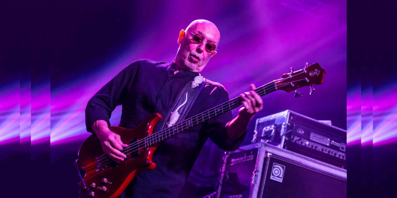<span class="entry-title-primary">„Egy mély folyó” a Dire Straits egykori frontemberétől</span> <span class="entry-subtitle">Új korongot adott ki Mark Knopfler, akinek anno túl sok lett a nagyságból: One Deep River – Kubát Gábor rock-jegyzetei (5.)</span>