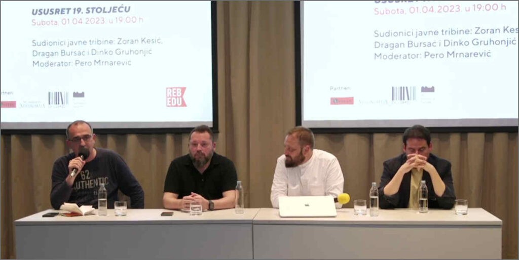 Dinko Gruhonjić (b1) beszél a Rebedu 2023 fesztivál egyik paneljén. A többi résztvevő: Dragan Bursać boszniai filozófiaprofesszor (b2), Pero Mrnarević moderátor (b3) és Zoran Kesić belgrádi humorista (j) (Képernyőmásolat a Rebedu Facebook-oldalán található videóról)
