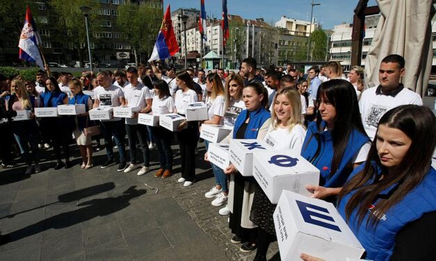 Kihirdették a haladók-radikálisok-véemeszesek belgrádi listáját
