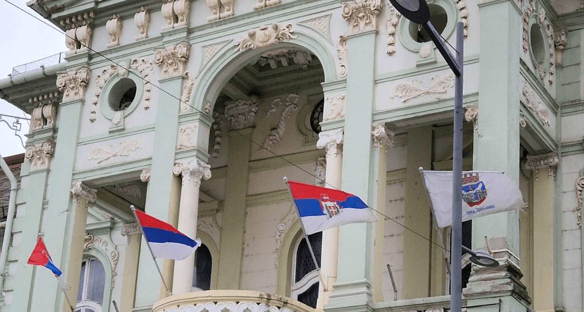 Hová tűnt a vajdasági zászló a nagybecskereki városházáról?