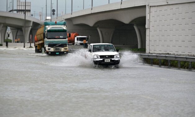 Elárasztotta a víz Dubajt, egy évnyi csapadék hullott egy nap alatt
