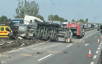 Torlódás Röszke felé, tartálykocsi szakította át a szalagkorlátot A kilométeres kocsisorban több baleset is történt