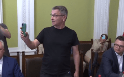 Zárt ajtók mögött tárgyalnak a köztelevízió működéséről, ezért Ćuta mobiljával rögzíti azt