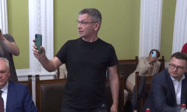 Zárt ajtók mögött tárgyalnak a köztelevízió működéséről, ezért Ćuta mobiljával rögzíti azt