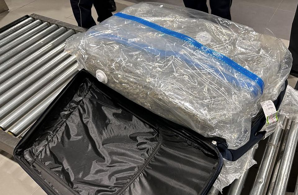 Húsz kilogramm marihuánával repült Párizsból Belgrádba (Fotók)