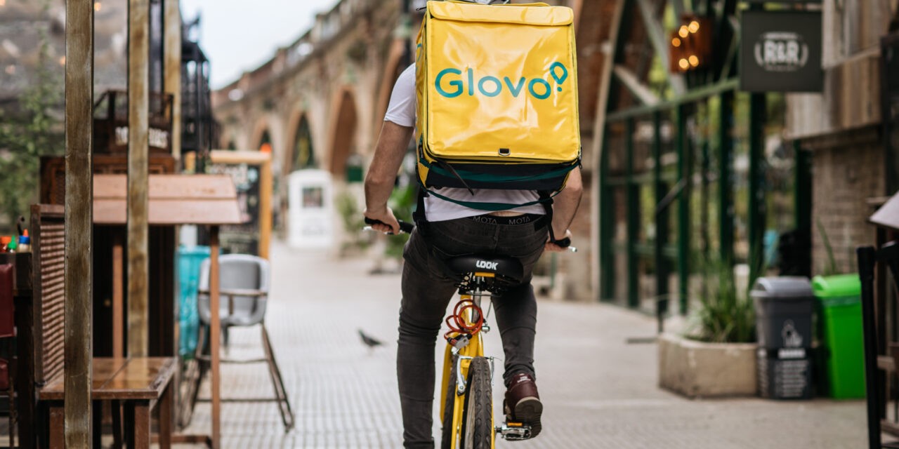 Glovo futárnak álcázta magát, két kiló marihuánával kapták el