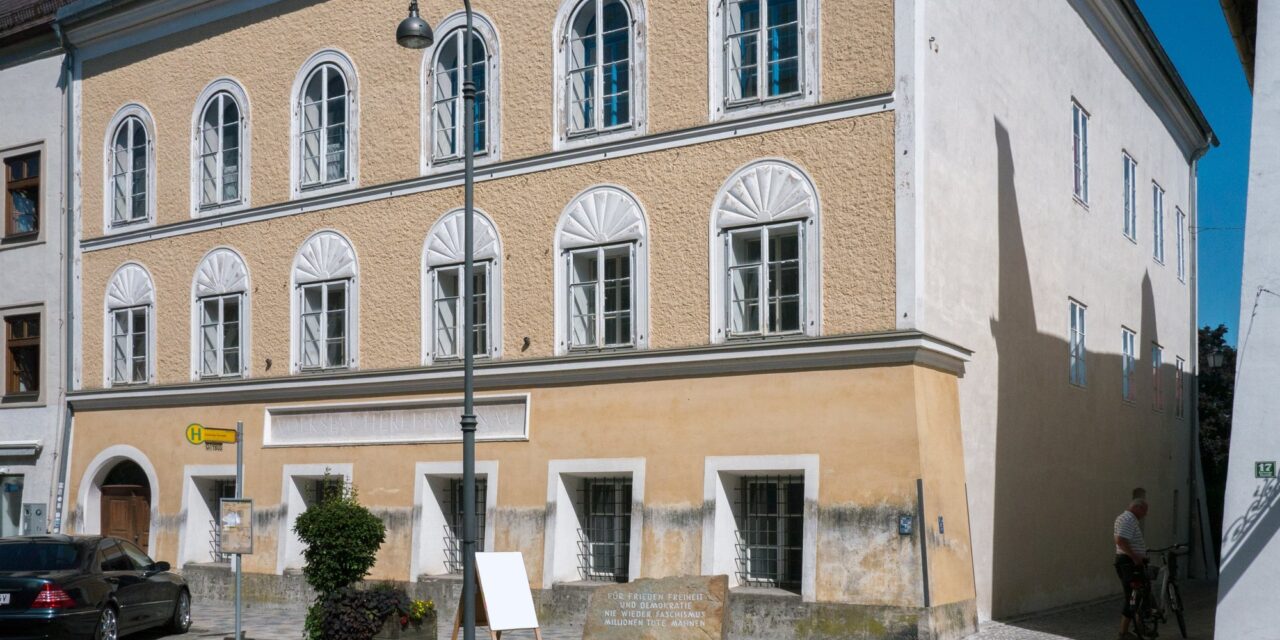 Hitler születésnapját ünnepelték a szülőházánál, bevitték őket a rendőrségre