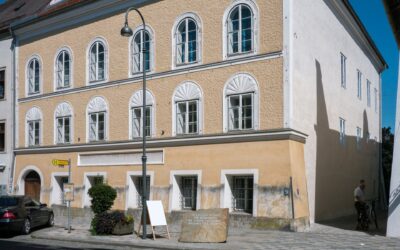 Hitler születésnapját ünnepelték a szülőházánál, bevitték őket a rendőrségre