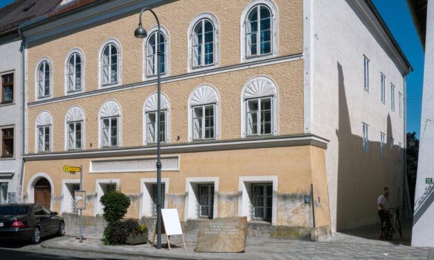 Hitler születésnapját ünnepelték a szülőházánál, bevitték őket a rendőrségre