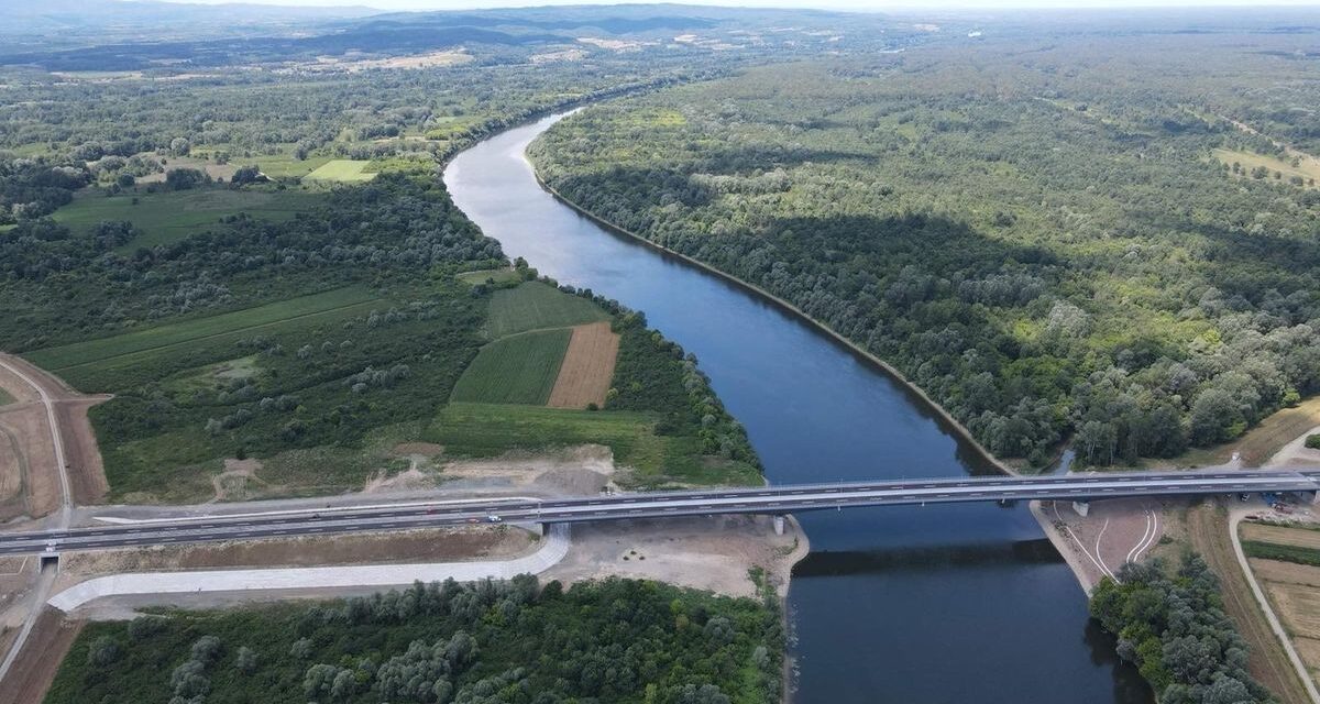 Balkáni abszurd: új hidat építettek a semmibe