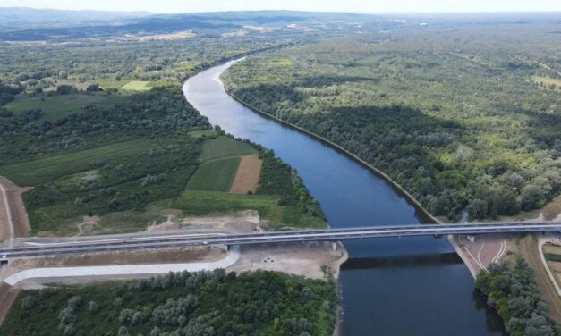 Balkáni abszurd: új hidat építettek a semmibe