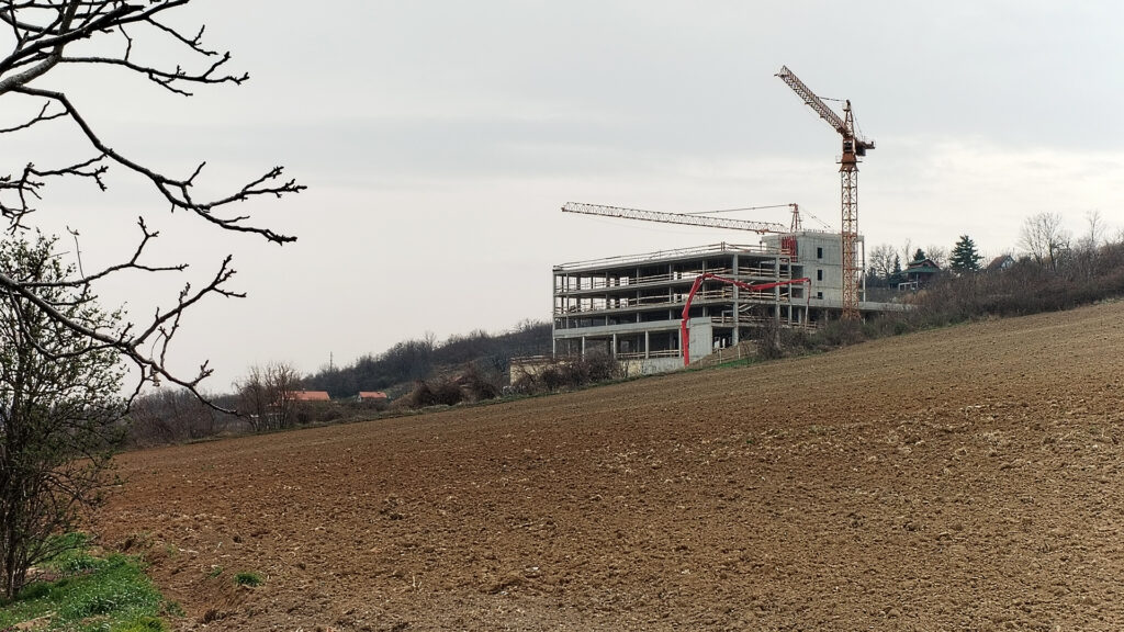 További egymilliárd forinttal növelte a karlócai hotelprojekt támogatását a HEPA