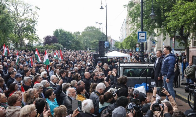 Magyar Péter: Orbán Viktor vagy bocsánatot kér, vagy lemond!