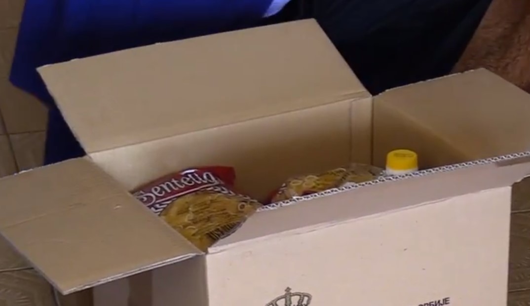 Hétfőn kezdődik a csomagosztás a nyugdíjasoknak, ez lesz a dobozban