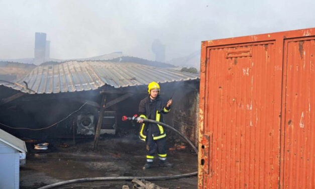 Több mint ezer négyzetméternyi terület égett Újvidéken, száz lakót kellett kimenekíteni