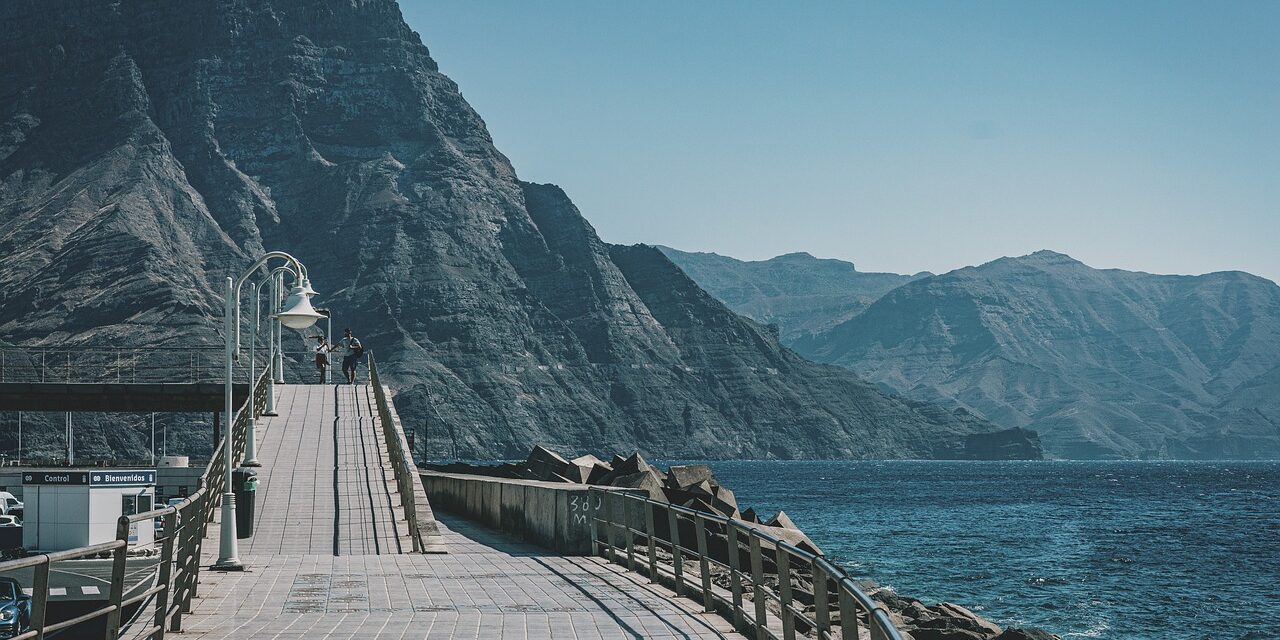 Ötvenezer ember ment utcára a Kanári-szigeteken, hogy a turisták ellen tiltakozzanak