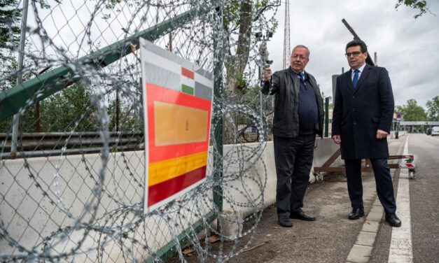 A „röszkei csata” helyszínén, a magyar-szerb határon tartott sajtótájékoztatót Bakondi