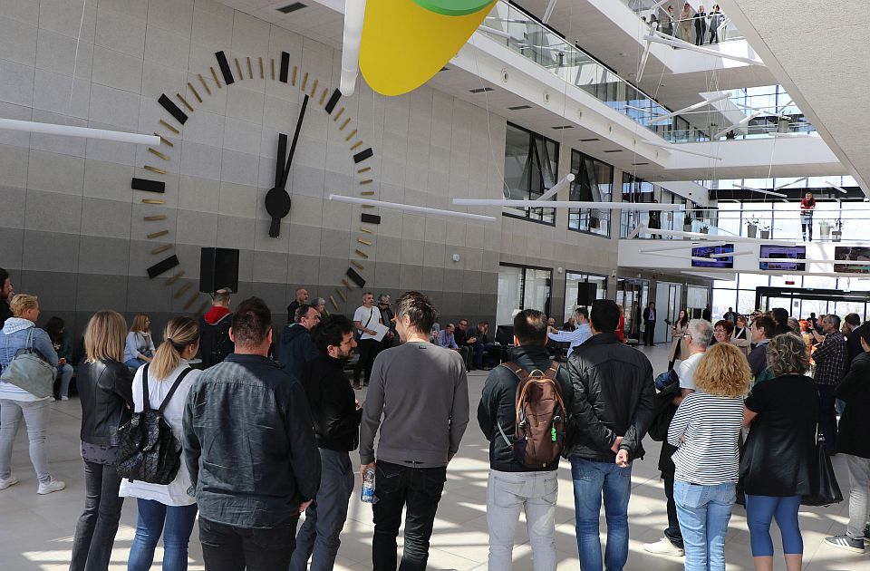 Figyelmeztető sztrájkra készülnek a Vajdasági RTV-sek