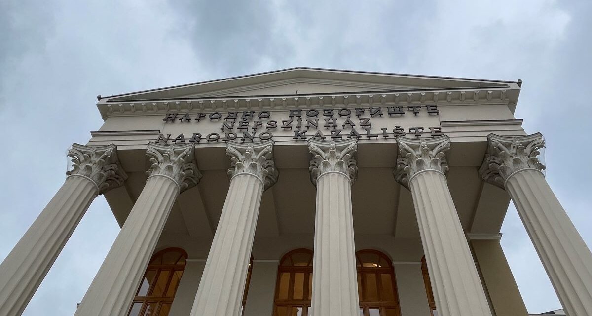 Már világítanak a csillárok a Szabadkai Népszínház épületében