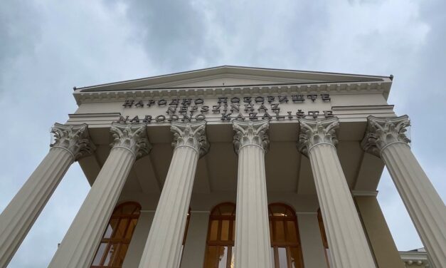 Már világítanak a csillárok a Szabadkai Népszínház épületében