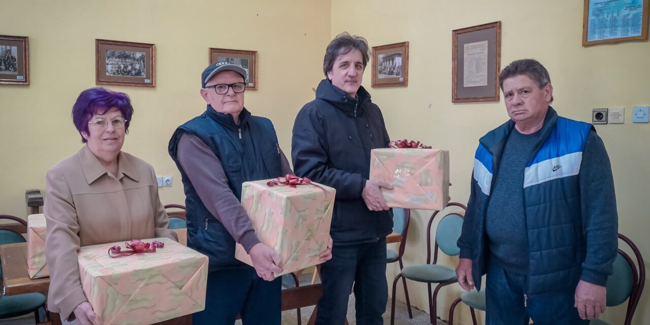 <span class="entry-title-primary">Együtt többet lehet tenni a falvakért </span> <span class="entry-subtitle">Könyveket adományozott Magyarkanizsa község két civil egyesülete a kishomokiaknak</span>