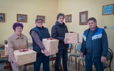 Együtt többet lehet tenni a falvakért  Könyveket adományozott Magyarkanizsa község két civil egyesülete a kishomokiaknak