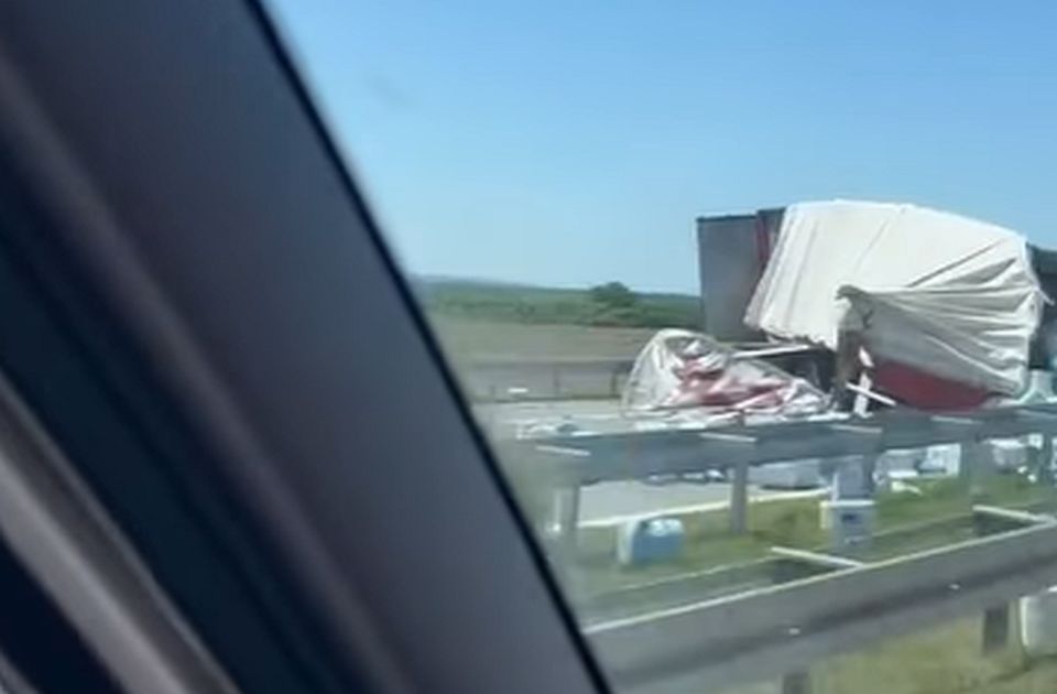 Brutális kamionbaleset történt Újvidéktől nem messze az autópályán (Videó)