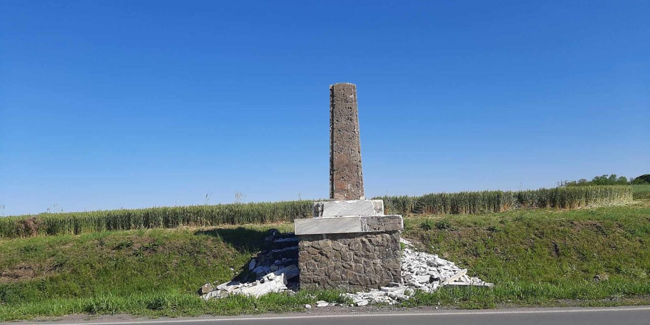 Így néz ki most a kaponyai emlékmű, állítólag felújítás kezdődött