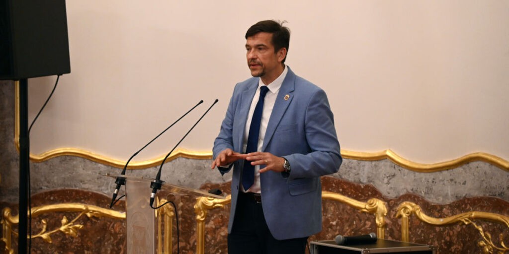 Korhecz Tamás nyitotta a felszólalók sorát (Fotó: Szappanos Veronika/SZMSZ)