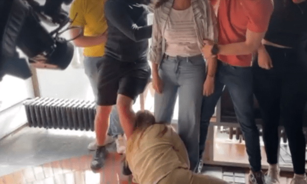 Incidensbe torkollott az egyetemi parlamenti választás a bölcsészkaron, egy lányt mentők vittek el