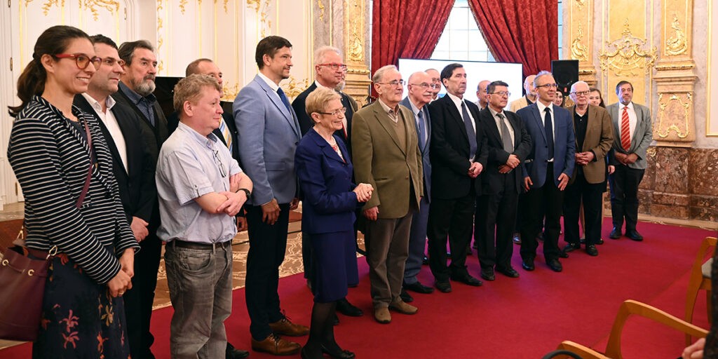 Várady Tibor a felszólalók és az őt köszöntők körében (Fotó: Szappanos Veronika/SZMSZ)