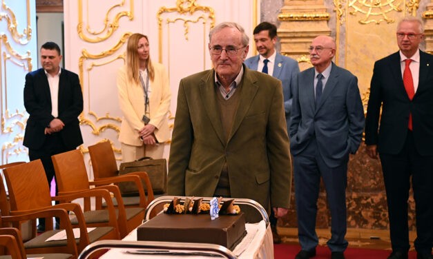 <span class="entry-title-primary">Nemzetközi jogtól a szépirodalomig</span> <span class="entry-subtitle">Várady Tibor 85. születésnapján köszöntötték Vajdaság kiemelkedő nemzetközi jogászát Budapesten</span>