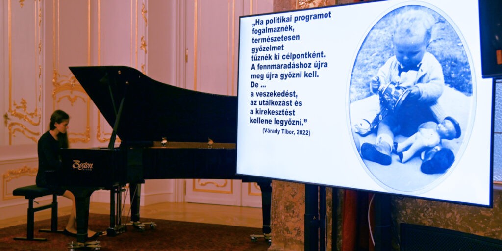 Várady Tibor politikai programja – és egy kedves gyerekkori fotó a zongorakísérettel bemutatott képsorból (Fotó: Szappanos Veronika/SZMSZ)