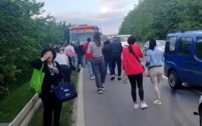 Személyautó és busz ütközött, egy ember meghalt, több mint harmincan megsérültek