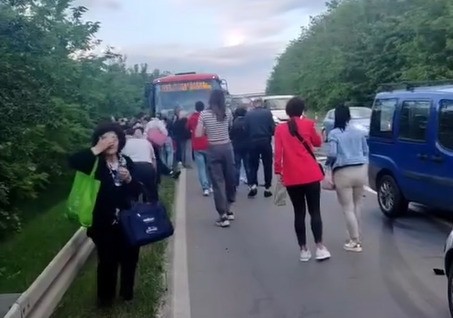 Személyautó és busz ütközött, egy ember meghalt, több mint harmincan megsérültek