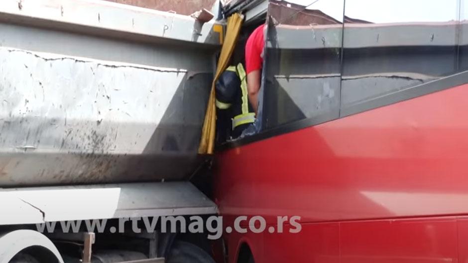 Amfetamin hatása alatt vezette a teherautót a férfi, aki busszal ütközött kedden