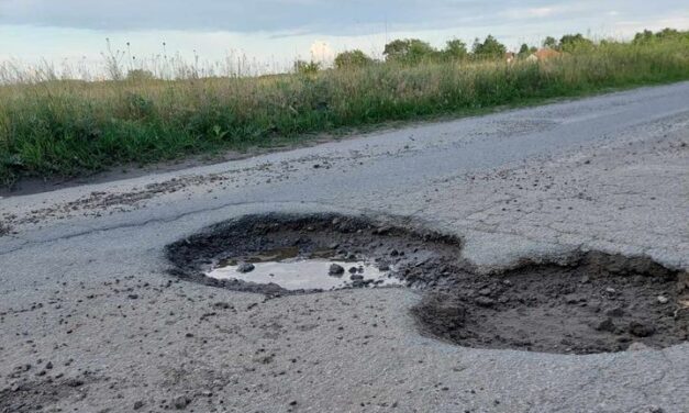 Kinek kell kifizetnie a kátyú okozta kárt?