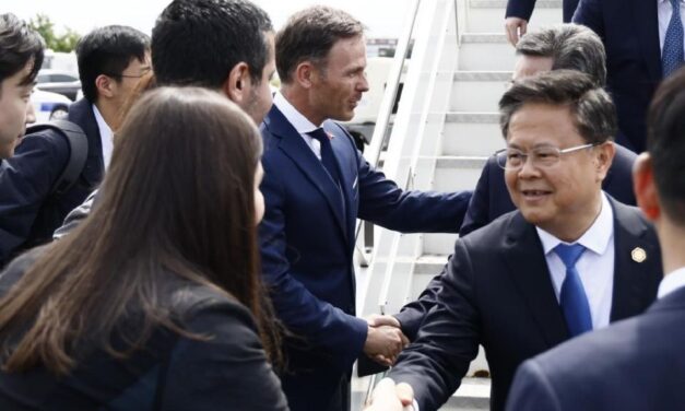 Zászlók, vadászgépek, szerb bor és háromezer rendőr