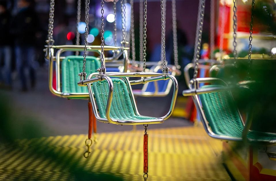 Leszakadt a körhinta egy dél-szerbiai faluban, több gyerek megsérült (Fotók)