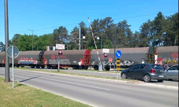 Óvatosan közlekedjenek Palicson, hol lezár a sorompó, hol nem