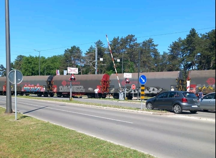 Óvatosan közlekedjenek Palicson, hol lezár a sorompó, hol nem