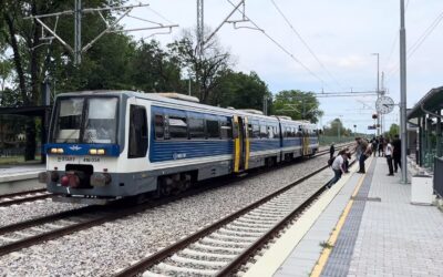 A síneken át bukdácsoltak az utasok Palicson, mert nem a peronnál állt meg a vonat (Videó)