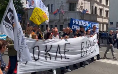 Tüntetnek Belgrádban a tanárok Nem csak az iskolákban kell véget vetni az erőszaknak, hanem a társadalom minden szegmensében